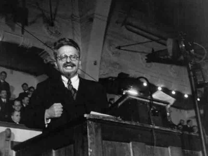 Leon Trotsky saat berpidato di Kopenhagen, November 1932. Salah satu foto yang dianggap melejitkan nama Capa sebagai pewarta foto.